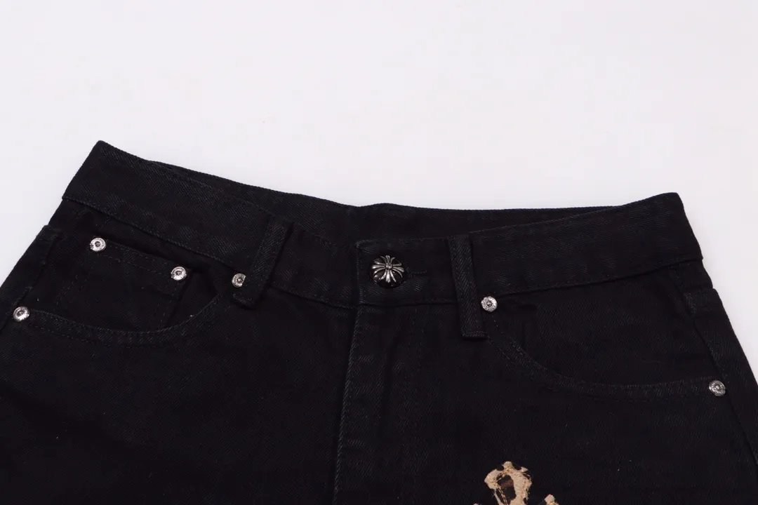 P250 model number: H429 Chrome Hearts CH Chrome Hearts heavy industry damaged ripped high street jeans exude uninhibited personality and unique charm. Every wear and tear is carefully designed to present a unique artistic feel. Made of imported denim fabric, which has undergone heavy industrial washing and destruction treatment, the trousers show a super cool effect on the upper body, allowing you to dominate the fashion stage.  This is more than just a pair of jeans, it is an expression of attitude. With its unique design concept and ultimate pursuit of details, Croxin breaks traditional boundaries and defines the jeans trend in the new era. The trousers are made of double-layer woven fabric and matched with customized hardware, showing an incomparably beautiful and unique style, making every wearer the focus of fashion. Imported denim fabric, super heavy-duty washed and damaged, the upper body is super cool! Customized hardware, incomparably good-looking model. The production process is difficult. It has a high-street feel. Color: blue Size: S M L XL XXL